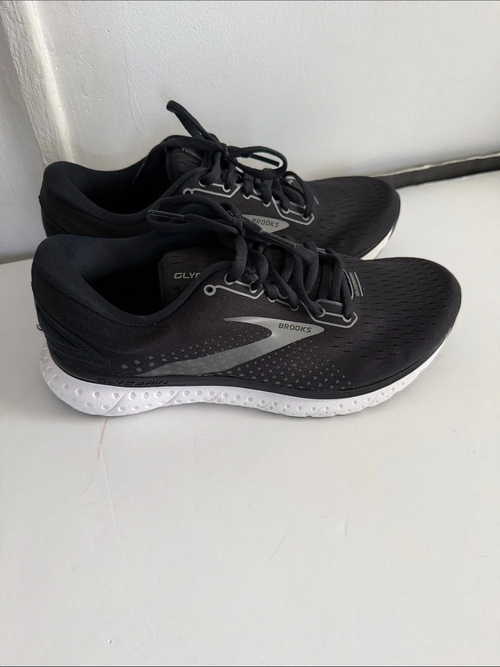 Brooks Women Black and White Running Shoes - Glycero 18  WE RUN  ON SCIENCE